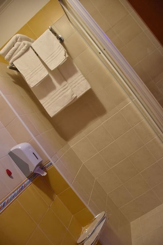 Deluxe Suite, Jetted Tub