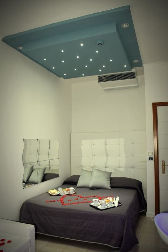 Deluxe Suite, Jetted Tub