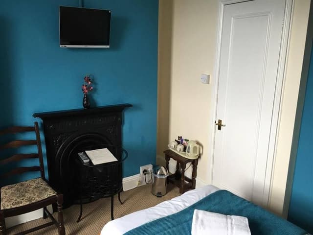 Twin Room-Ensuite with Shower