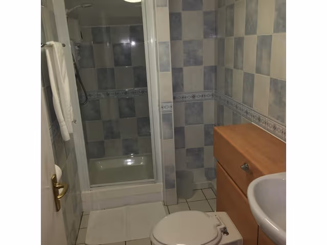 Twin Room-Ensuite with Shower