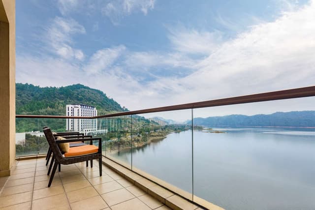 TWIN LAKE VIEW ROOM
