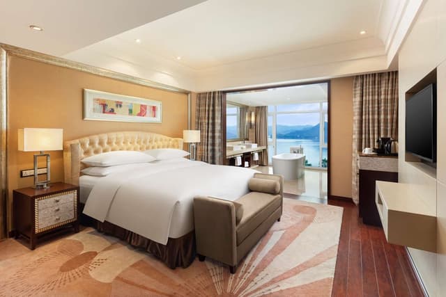 LAKE VIEW SUITE