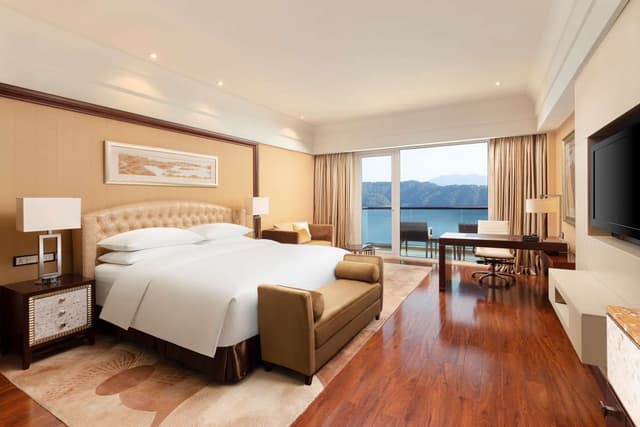 KING GRAND LAKE VIEW ROOM