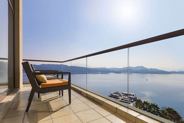KING GRAND LAKE VIEW ROOM