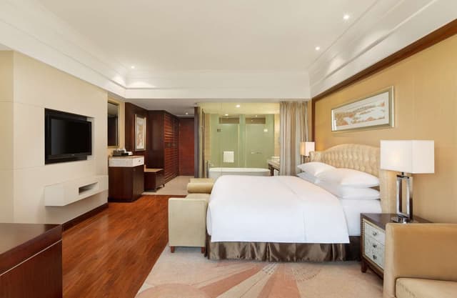KING LAKE VIEW ROOM