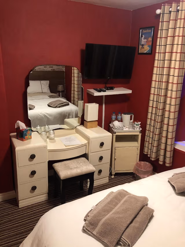Double or Twin-Ensuite with Shower-Street View