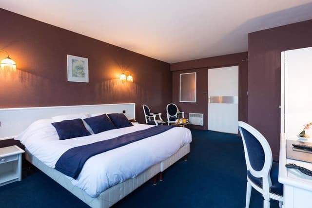 Superior Double Room, Bathtub