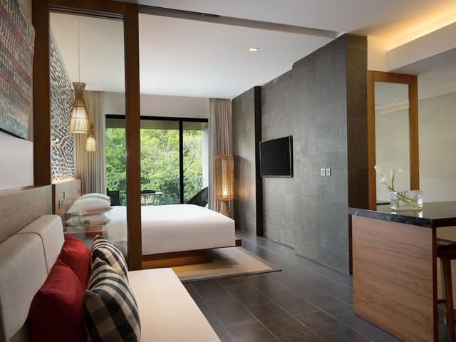 Suite, 1 King Bed, Garden View (Balcony)