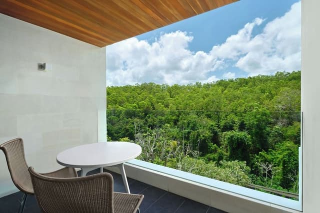 Suite, 1 King Bed, Garden View (Balcony)