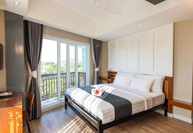 Deluxe King Suite