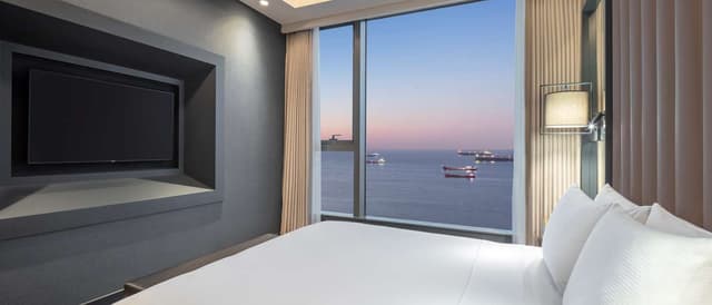GRAND DELUXE SUITE WITH SEA VIEW