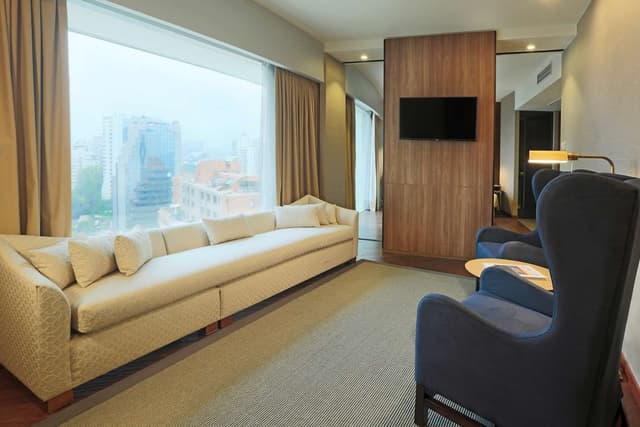 1 KING BED JUNIOR SUITE