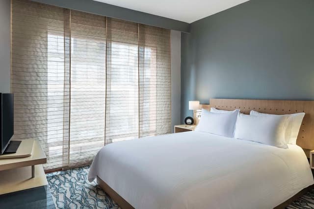 1 QUEEN BED 2 ROOM SUITE