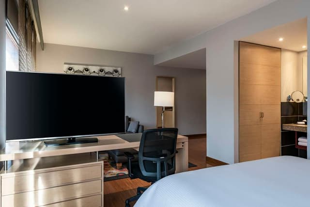 1 QUEEN BED JUNIOR SUITE