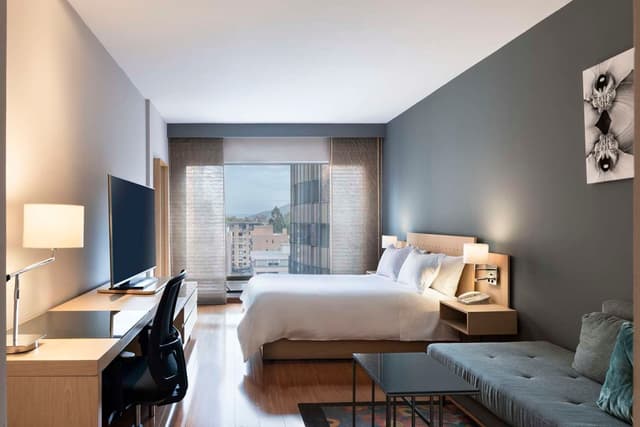 1 QUEEN BED