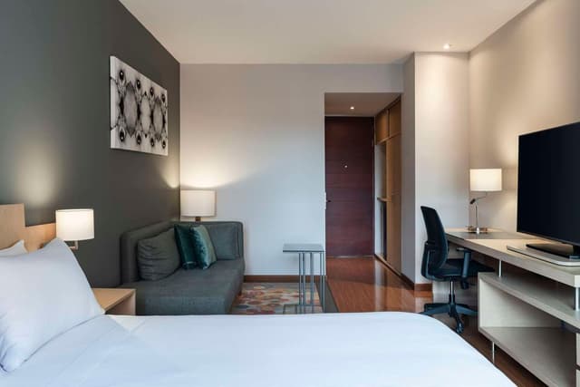 1 QUEEN BED