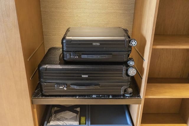 Twin Hilton Guestroom