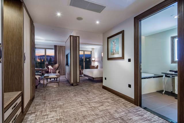 KING JUNIOR SUITE WITH LOUNGE ACCESS