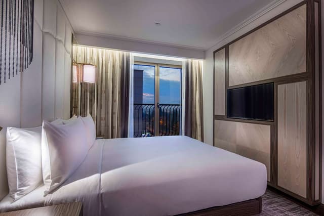 KING ONE BEDROOM SUITE WITH KITCHENETTE