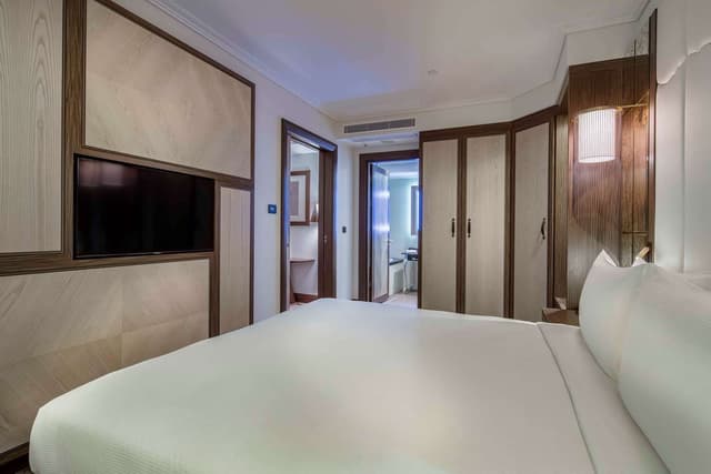KING ONE BEDROOM SUITE WITH KITCHENETTE