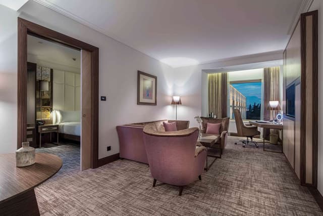 KING ONE BEDROOM SUITE WITH KITCHENETTE