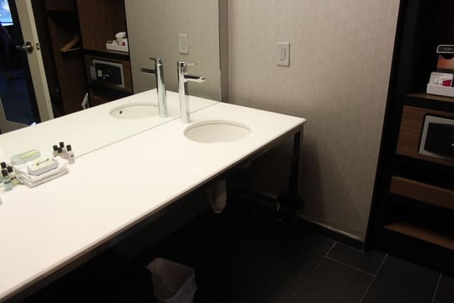 Room, 2 Queen Beds (Mobility/Hearing Access, Roll-In Shwr)
