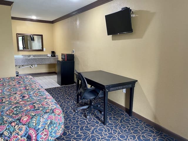 King Bed, Smoking, Refrigerator & Microwave