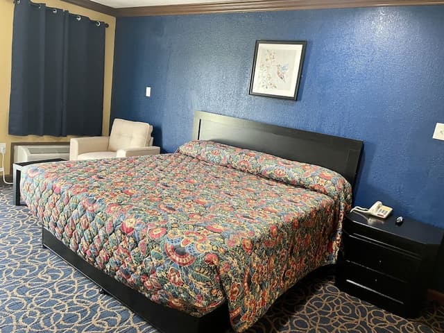 King Bed, Smoking, Refrigerator & Microwave