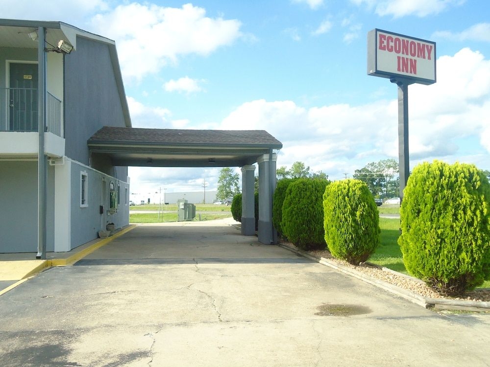 Economy Inn3