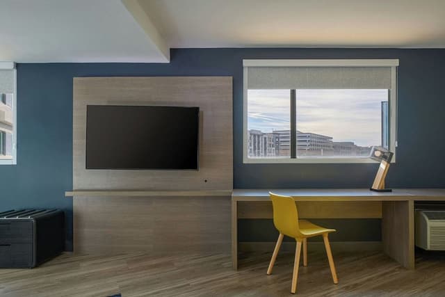Chic, Suite, 1 King Bed, Pool View