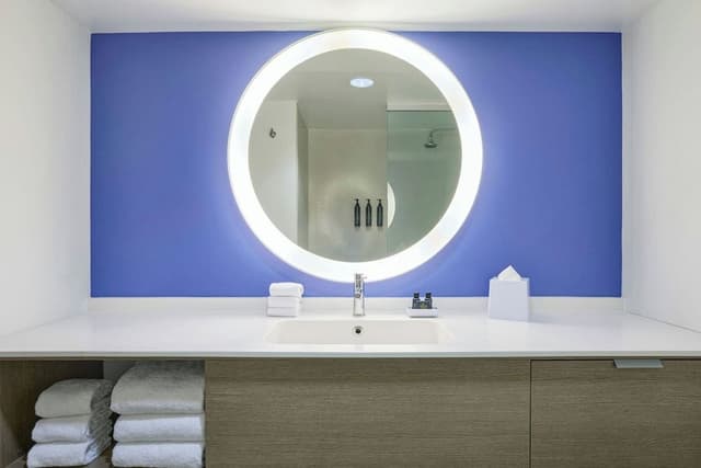 Chic, Room, 1 King Bed, Pool View