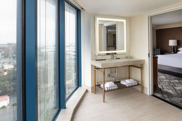 1 KING BED 1 ROOM STUDIO SUITE