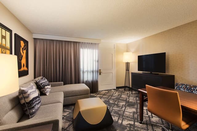 2 ROOM SUITE-1 KING BED-NONSMOKING