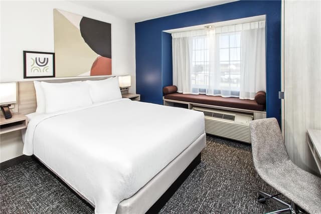 1 QUEEN BED
