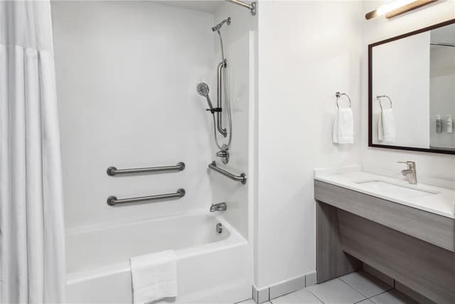 2 QUEEN BEDS MOBILITY ACCESSIBLE WITH BATHTUB