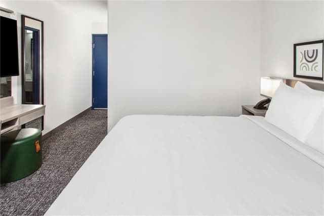 1 QUEEN BED