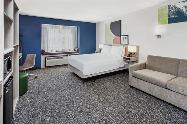 1 QUEEN BED MOBILITY ACCESSIBLE WITH TUB
