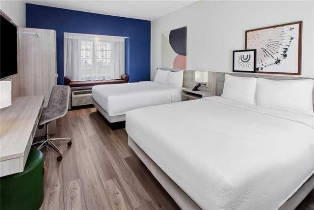 2 QUEEN BEDS