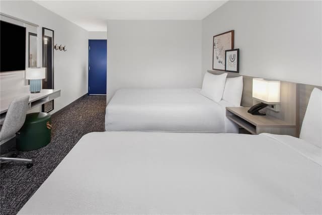 2 QUEEN BEDS
