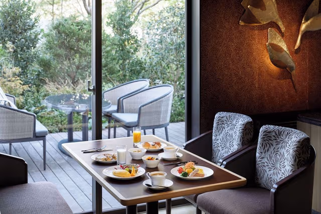 Club Twin Room with Lounge Access (Non-Smoking)