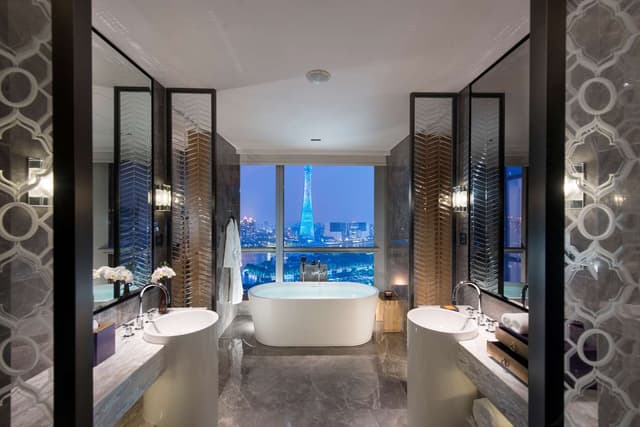 KING DELUXE ROOM CANTON TOWER RIVER VIEW