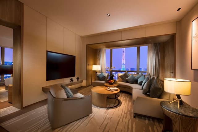 KING EXECUTIVE SUITE CANTON TOWER RIVER VIEW