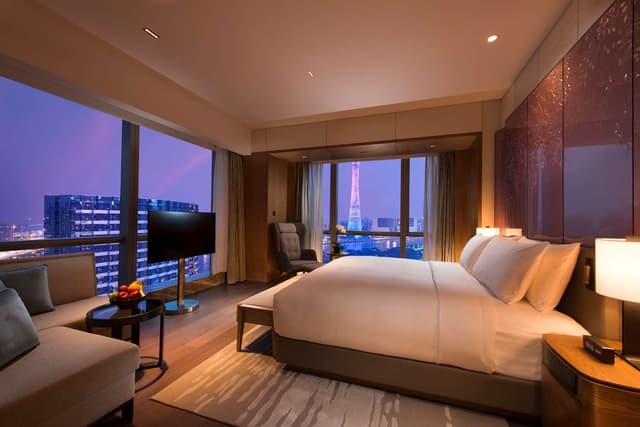KING EXECUTIVE SUITE CANTON TOWER RIVER VIEW