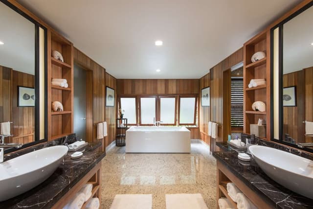 KING LAGOON VIEW SUITE