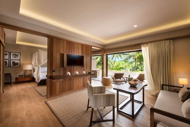 KING LAGOON VIEW SUITE