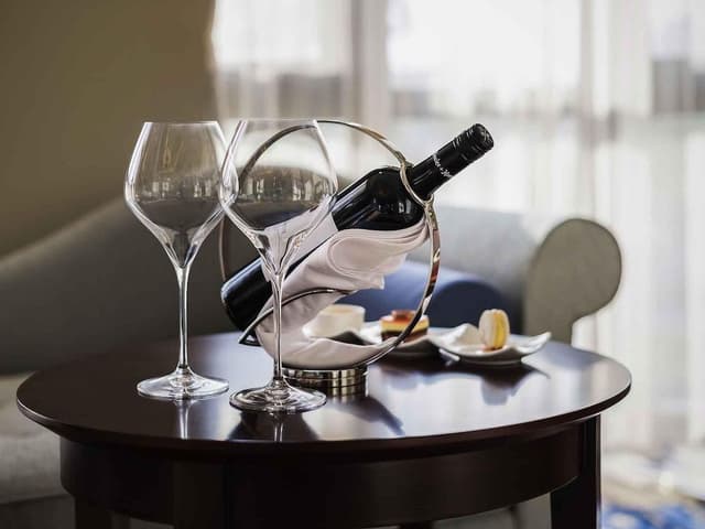 Deluxe Suite, 1 King Bed, Club Lounge Access
