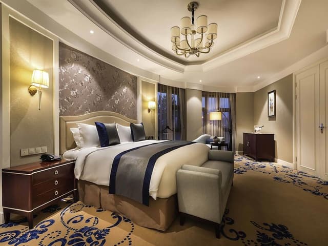Superior Suite, 1 King Bed, Club Lounge Access