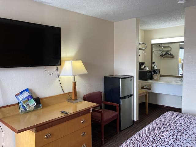 Standard Room, 1 Queen Bed (1 queen bed)