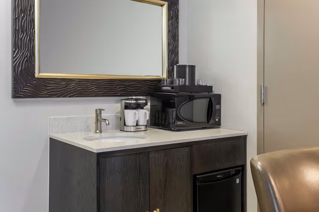 2 QUEEN 2 ROOM SUITE HEARING ACCESSIBLE