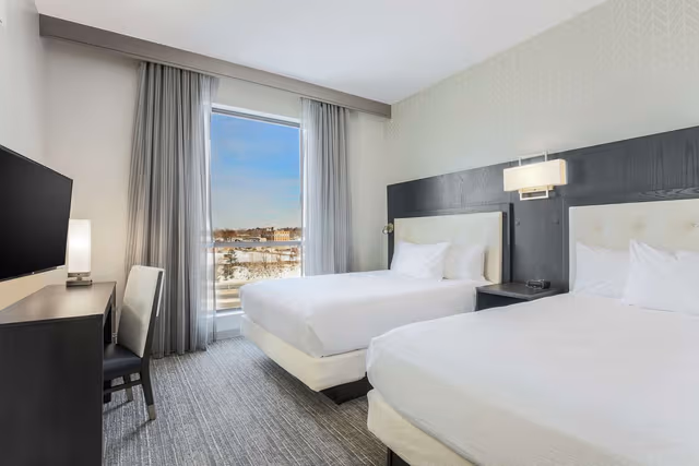 2 QUEEN BEDS 2 ROOM CORNER SUITE